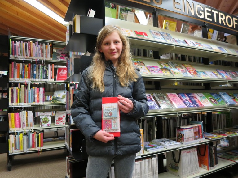 Emilia Valentina Schrögnauer mit ihrem Gewinn.