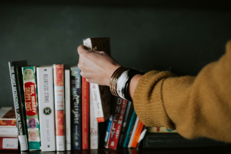 Symbolbild Bücherspende © christin-hume-k2Kcwkandwg-unsplash
