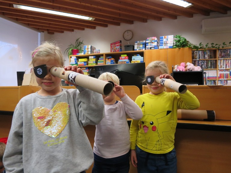 Kinder schauen durch selbstgebastelte Fernrohre © Bibliothek Rankweil