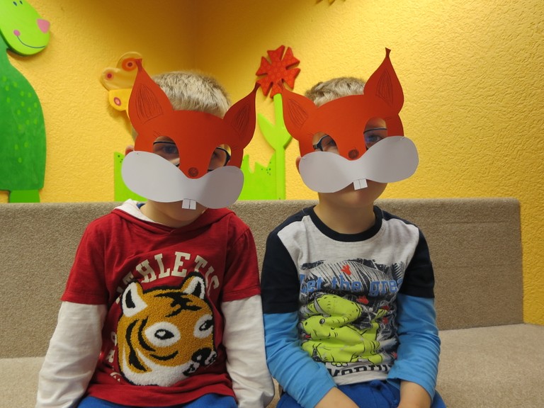 zwei Lesungsbesucher mit Eichhörnchenmaske