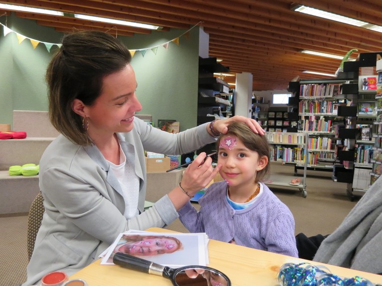 Kinderschminken bei der Kamischibai-Lesung