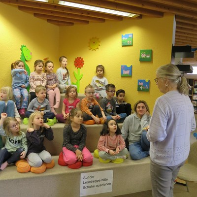 Kindergarten Brederis besucht die Bibliothek