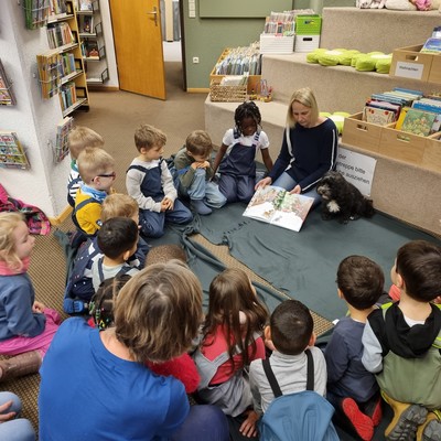 Kindergartenkinder aus dem Kinder- und Familientreff Rankweil besuchen die Bibliothek