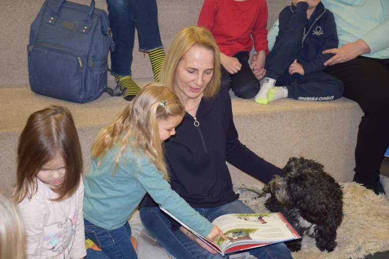 Karin, Flynn und die Lesungsbesucher*innen © Bibliothek Rankweil