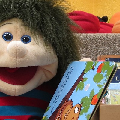 Handpuppe Max liest in der Bibliothek vor