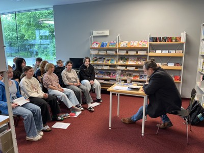 Inspirierende Lesung mit Jugendbuchautor Christian Linker begeistert SchülerInnen der Mittelschule Sulz-Röthis Inspirierende Lesung mit Jugendbuchautor Christian Linker begeistert SchülerInnen der Mittelschule Sulz-Röthis