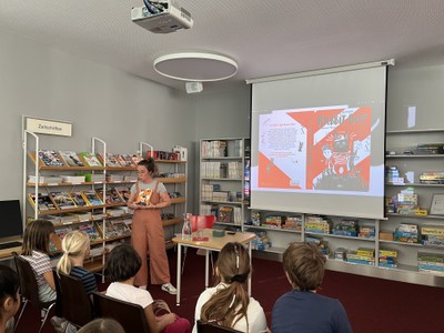 Rabbit Boy auf Büchereibesuch