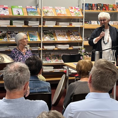 Begeistertes Publikum in der Bücherei Sulz-Röthis