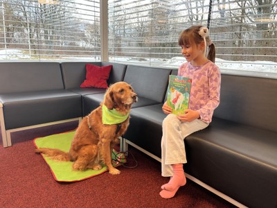 Lesehund Kayla zu Besuch in der Bücherei