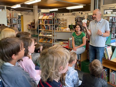 Viktorsberger Volkschüler/innen mit Begeisterung in der Bücherei Sulz-Röthis Viktorsberger Volkschüler/innen mit Begeisterung in der Bücherei Sulz-Röthis