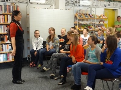 Geschichtenerzählerin in der Bücherei Sulz-Röthis