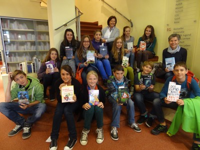 SchülerInnen kaufen Bücher