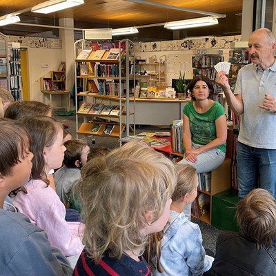 Viktorsberger Volkschüler/innen mit Begeisterung in der Bücherei Sulz-Röthis