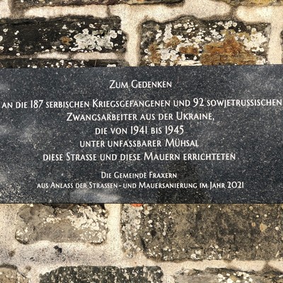 Information zur Gedenktafel bei der Seilbahnkurve am Kugelweg