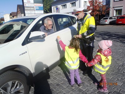 Die gelbe Gruppe bei der Verkehrssicherheitsaktion „Apfel – Zitrone“
