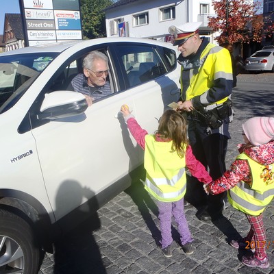 Die gelbe Gruppe bei der Verkehrssicherheitsaktion „Apfel – Zitrone“