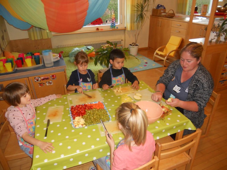 Die Kinder beim Vorbereiten der leckeren Jause