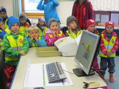 Kinder staunen bei der Kläranlage Kinder staunen bei der Kläranlage