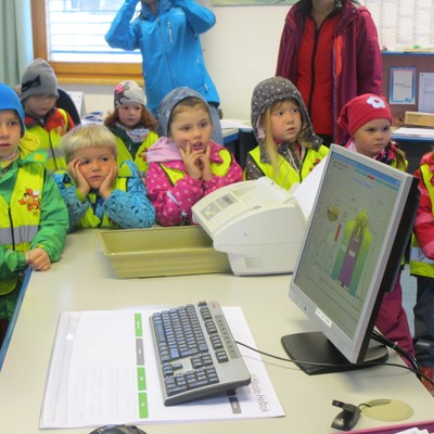 Kinder staunen bei der Kläranlage
