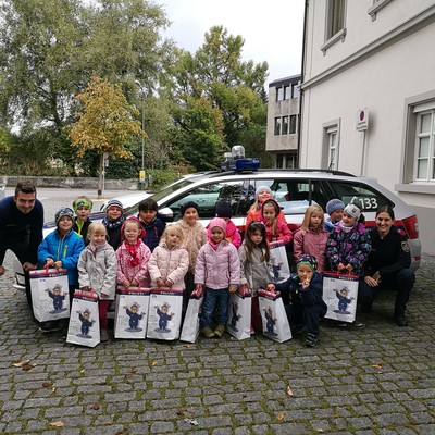 Die gelbe Gruppe bei der Polizei