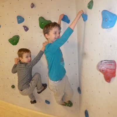 Kletterspaß in der "Steinblock-Boulderhalle"