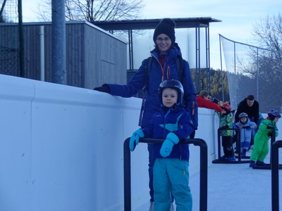 Sportlich unterwegs auf dem Eislaufplatz