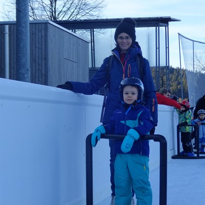 Sportlich unterwegs auf dem Eislaufplatz