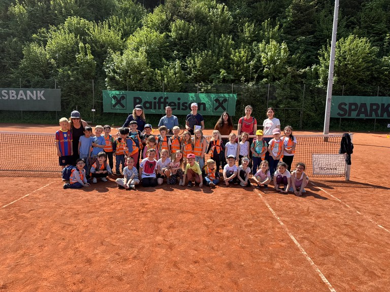 Besuch auf dem Tennisplatz © Kindergarten Merowinger