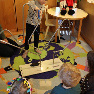 Der Kindergarten Montfort entdeckt den Strom