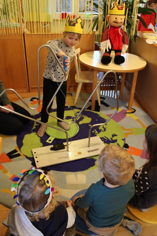 Für den heißen Draht benötigen die Kinder viel Geschicklichkeit und Ausdauer.