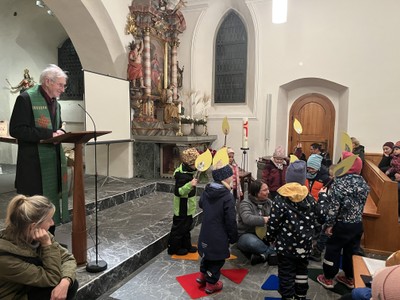 Die Bären des Kindergarten Oberdorf feiern das Laternenfest in der St. Peter Kirche Die Bären des Kindergarten Oberdorf feiern das Laternenfest in der St. Peter Kirche