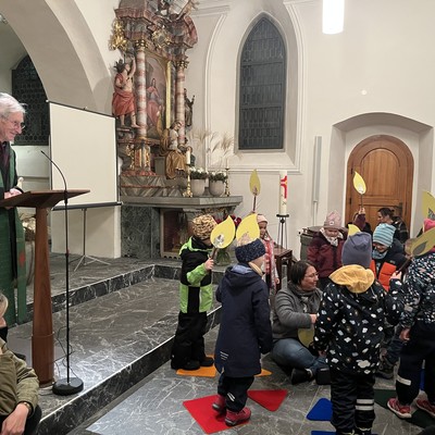Die Bären des Kindergarten Oberdorf feiern das Laternenfest in der St. Peter Kirche