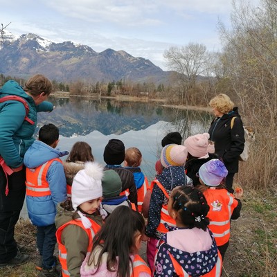 Die Detektive des Kindergarten Oberdorf auf den Spuren der Biber im Paspels –See