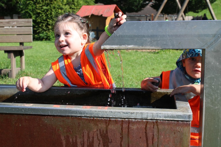 Mit Wasser planschen und Tiere beobachten auf dem Sunnahof Tufers machte allen Kindern der Regenbogengruppe großen Spass. © Kindergarten Bifang