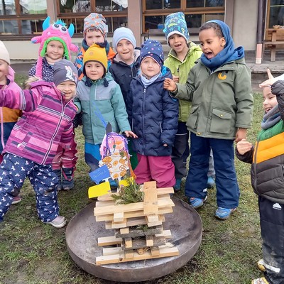 Funken abbrennen im Kindergarten Markt