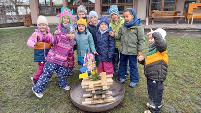 Funken abbrennen im Kindergarten Markt Funken abbrennen im Kindergarten Markt