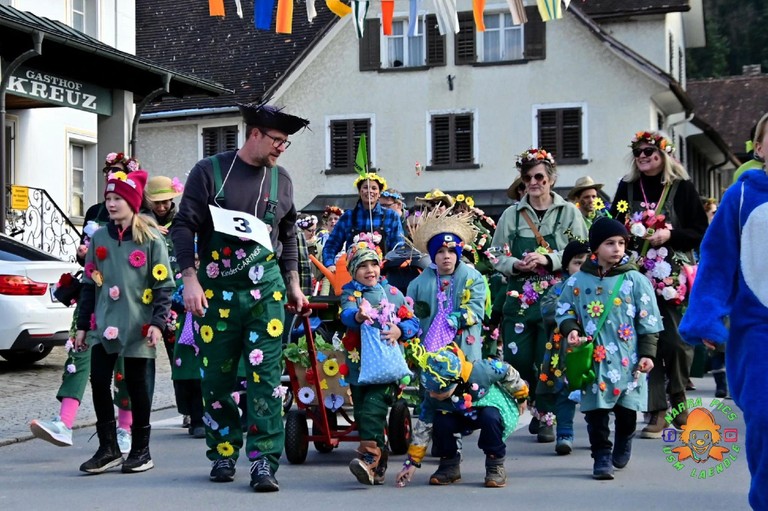 Der Kindergarten Bifang begeisterte mit den bunten Blumenkostümen beim Rankler Umzug