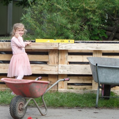 Neues Hochbeet im Kinder- und Familientreff Bifang