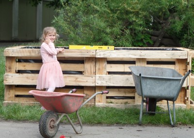 Neues Hochbeet im Kinder- und Familientreff Bifang Neues Hochbeet im Kinder- und Familientreff Bifang