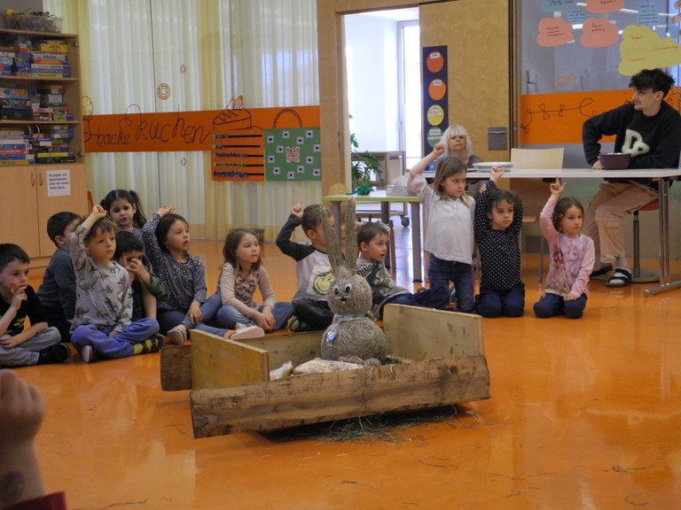 Gemeinsame Osterfeier in der Aula des Kinder- und Familientreff Bifang