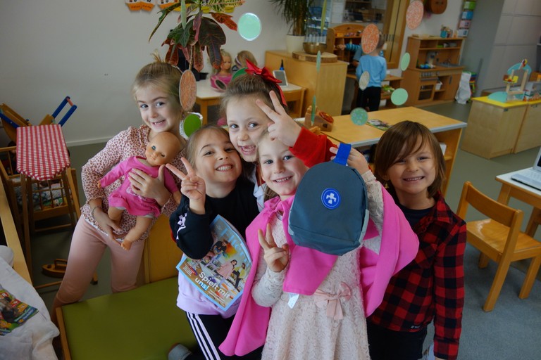Die Kinder sind gemeinsam im Rollenspielbereich und bringen ihre eigenen Ideen mit ein.
