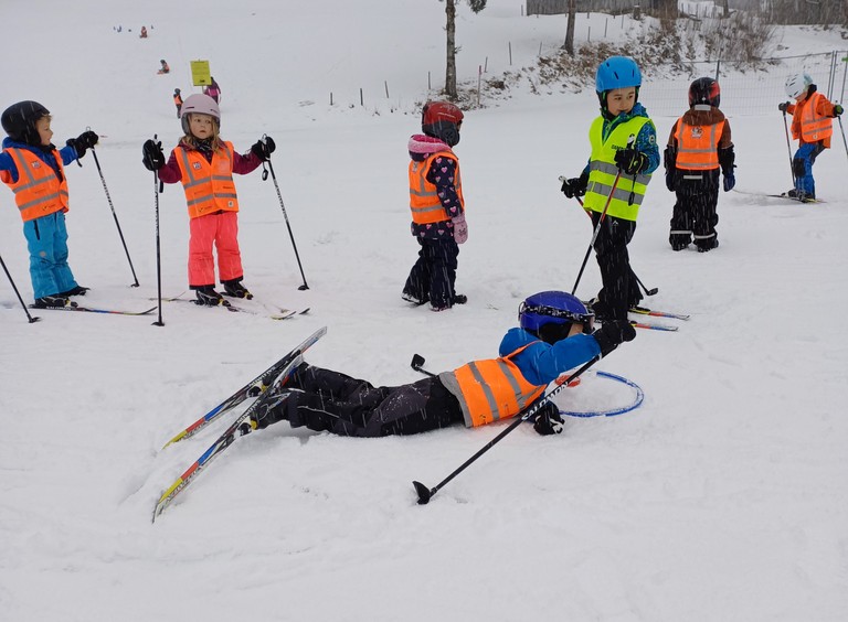 Kinder am Langlaufen im Schnee