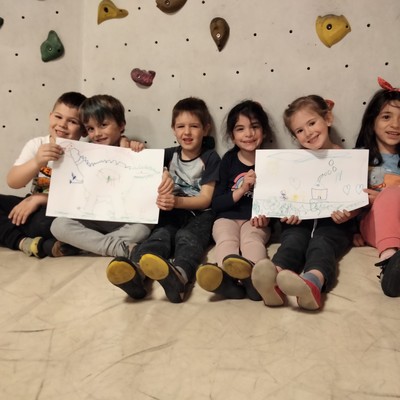 Schülerkinder des Bewegungskindergarten Merowinger entdecken das Bouldern