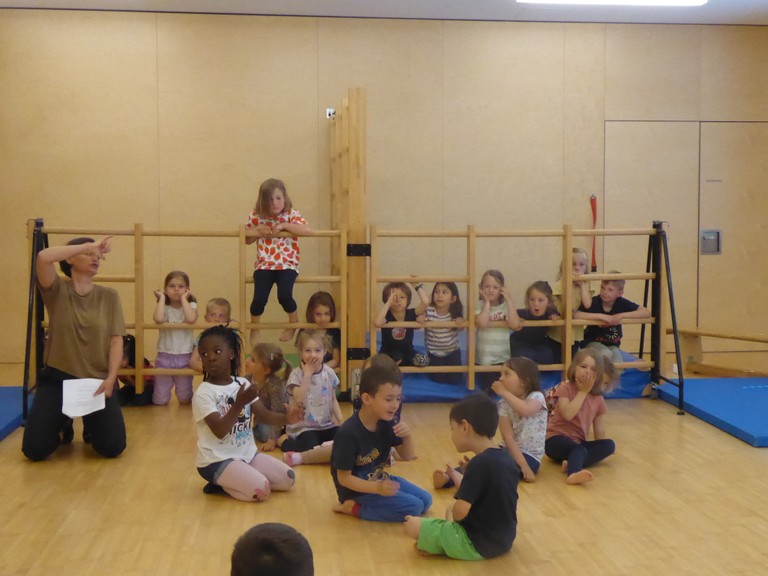 Das Märchen "Die Bremer Stadtmusikanten" wurde von den Kindern im Turnsaal aufgeführt © KiFa Bifang