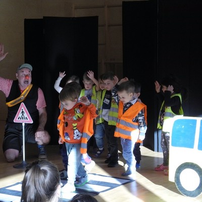 Verkehrserziehung mit Clown Schlotterhos - Besuch von Thiemo Dalpra
