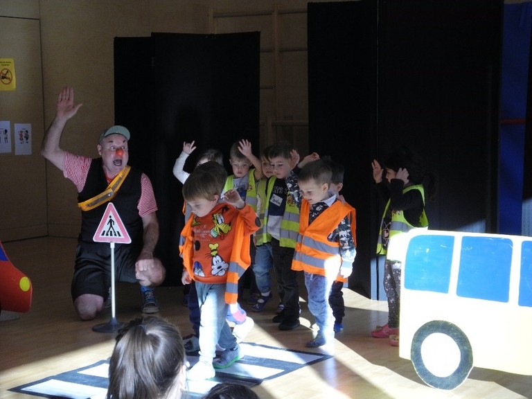 Verkehrserziehung mit Clown Schlotterhos im Kinder- und Familientreff Bifang © Marktgemeinde Rankweil