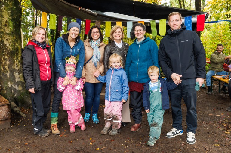 Pädagoginnen und Kinder des Waldkindergartens Rankweil mit LR Barbara Schöbi-Fink und Bgm. Katharina Wöß-Krall © Landespressestelle/ Bernd Hofmeister
