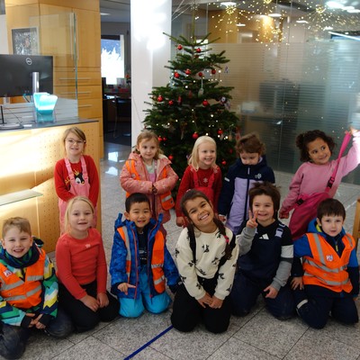 Weihnachtlich geschmückter Christbaum in der Sparkasse Rankweil