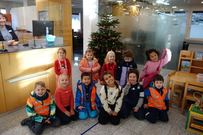 Weihnachtlich geschmückter Christbaum in der Sparkasse Rankweil Weihnachtlich geschmückter Christbaum in der Sparkasse Rankweil