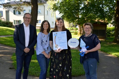 Sylvia Jagschitz (Landesvorsitzende des Kneipp Bundes) überreichte Kindergarten-Leiterin Monika Müller, Bianca Bitschnau und Vizebürgermeister Andreas Prenn die Zertifizierung © Marktgemeinde Rankweil / Bernd Oswald